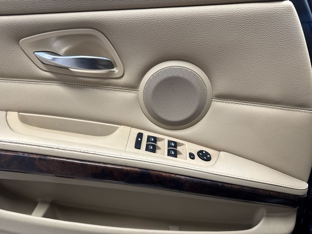BMW 320 2008 Musta