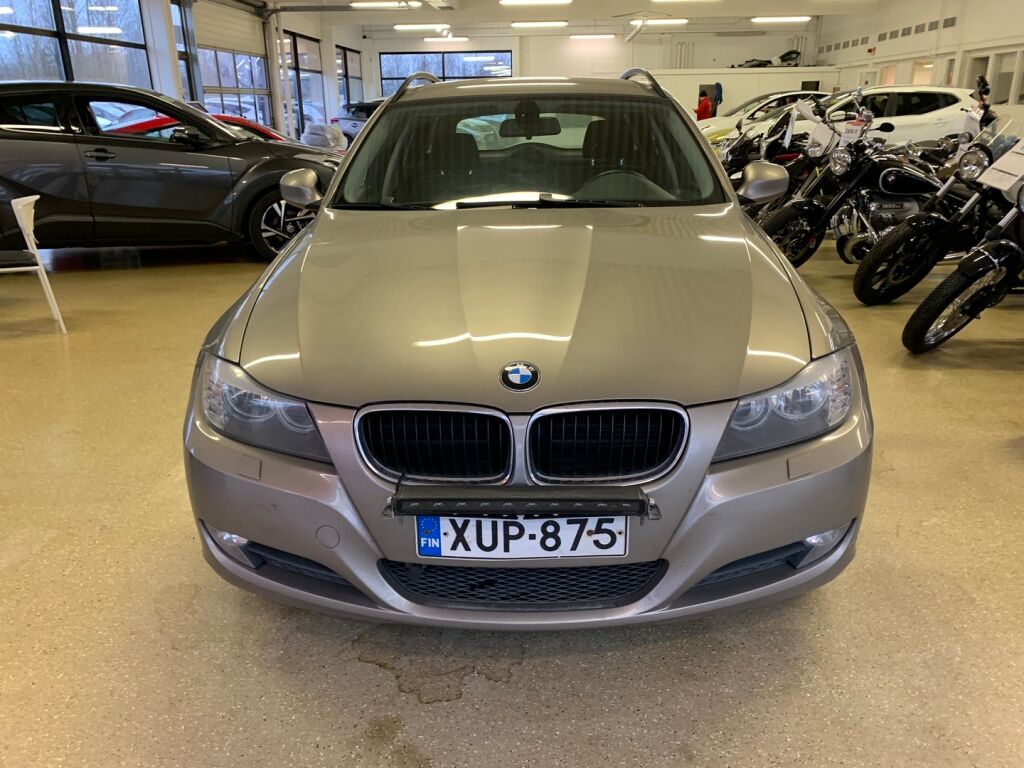 BMW 318 2009 Ruskea (beige)