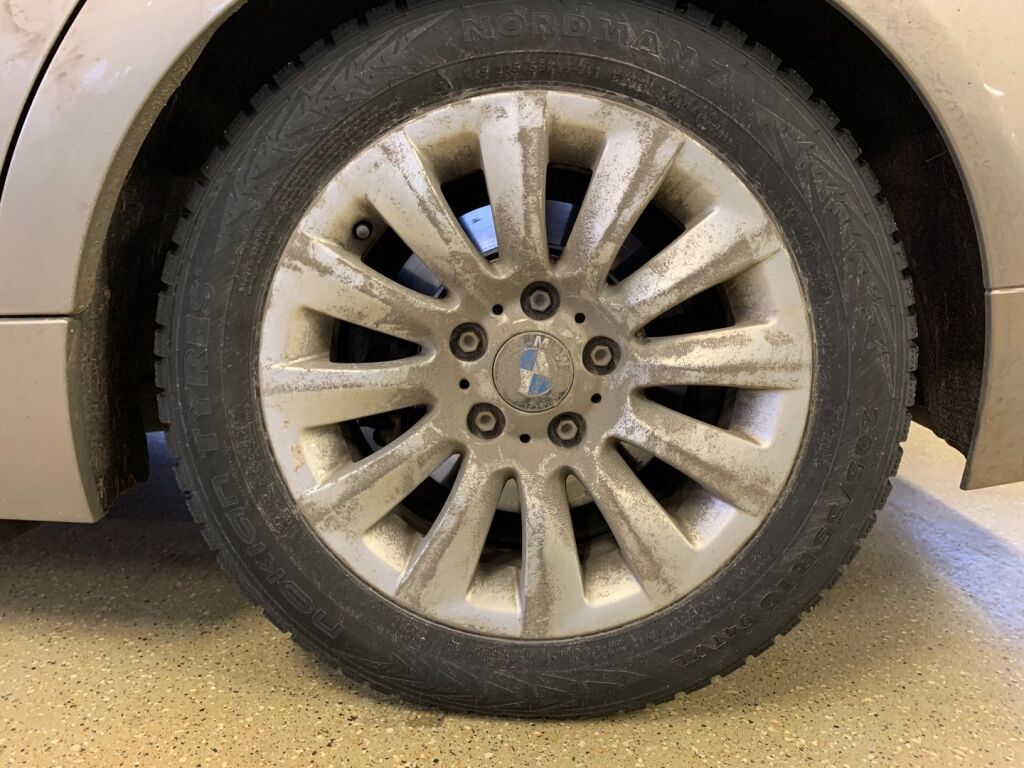 BMW 318 2009 Ruskea (beige)