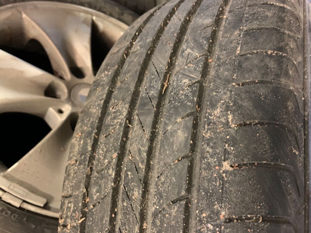 BMW 318 2009 Ruskea (beige)