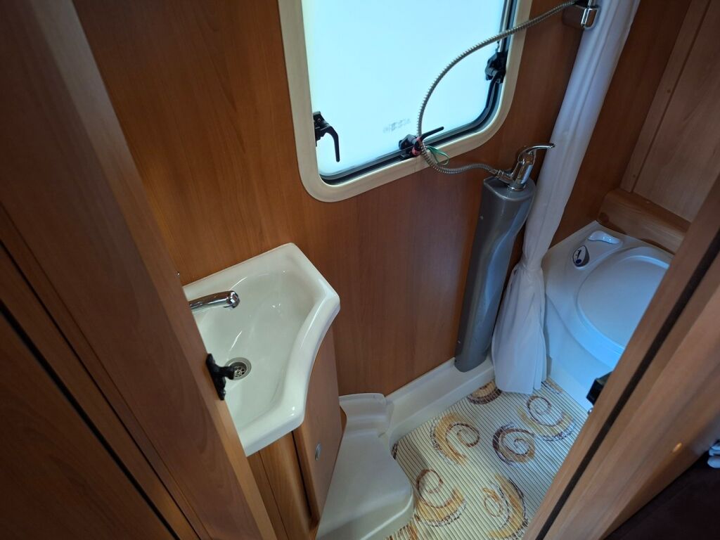 Dethleffs GLOBEBUS T 001  T 002 2009 Punainen