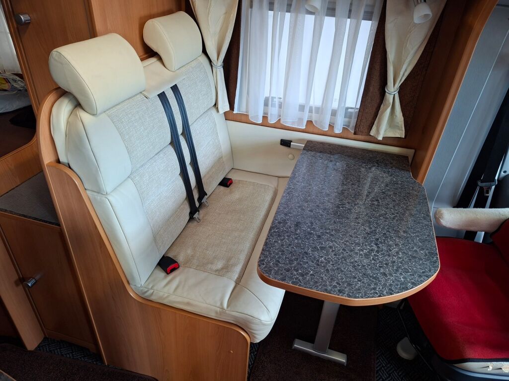 Dethleffs GLOBEBUS T 001  T 002 2009 Punainen