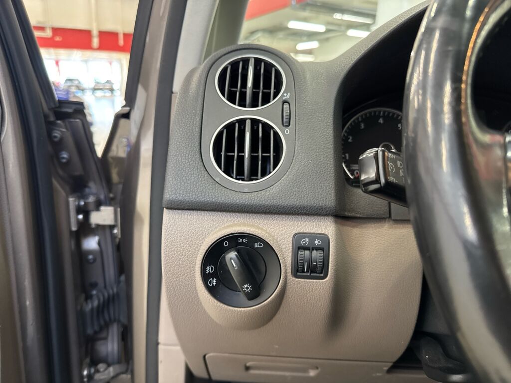 Volkswagen Golf Plus 2009 Ruskea (beige)