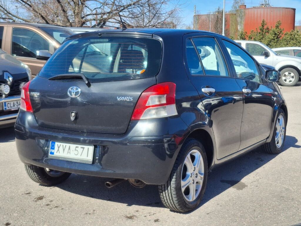 Toyota Yaris 2010 Musta
