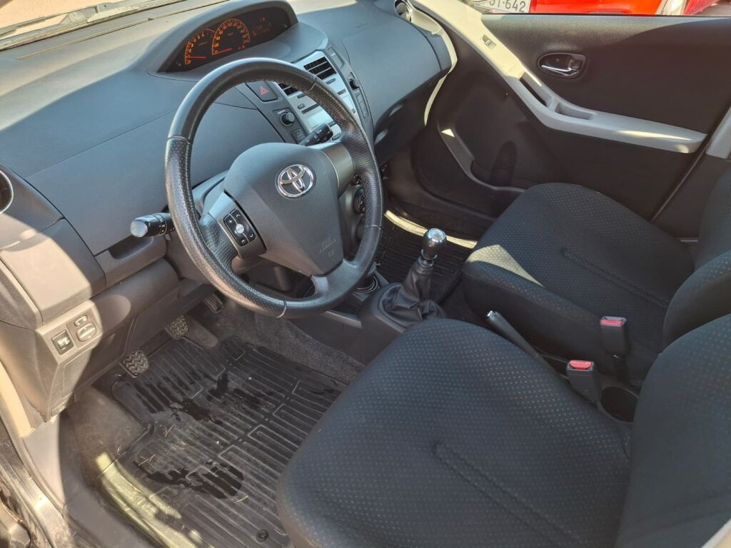 Toyota Yaris 2010 Musta