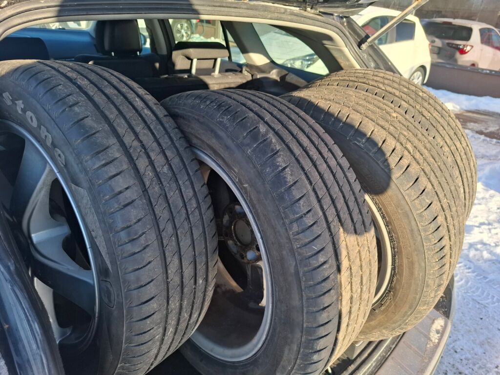 Toyota Avensis 2010 Musta