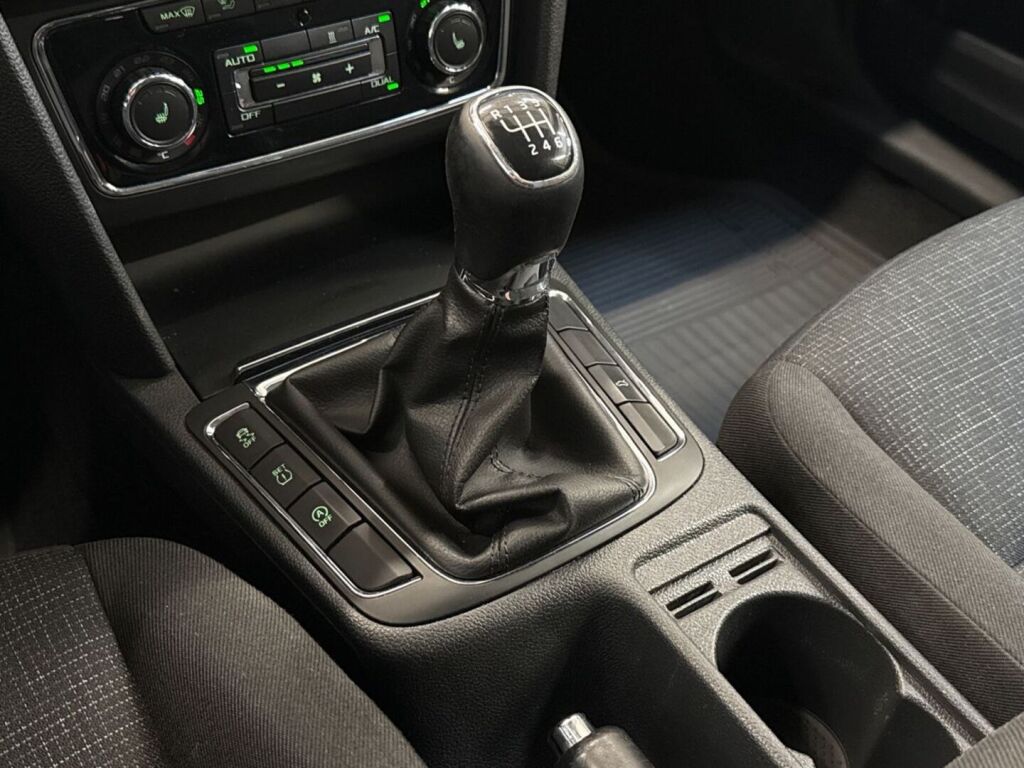 Skoda Superb 2014 Valkoinen