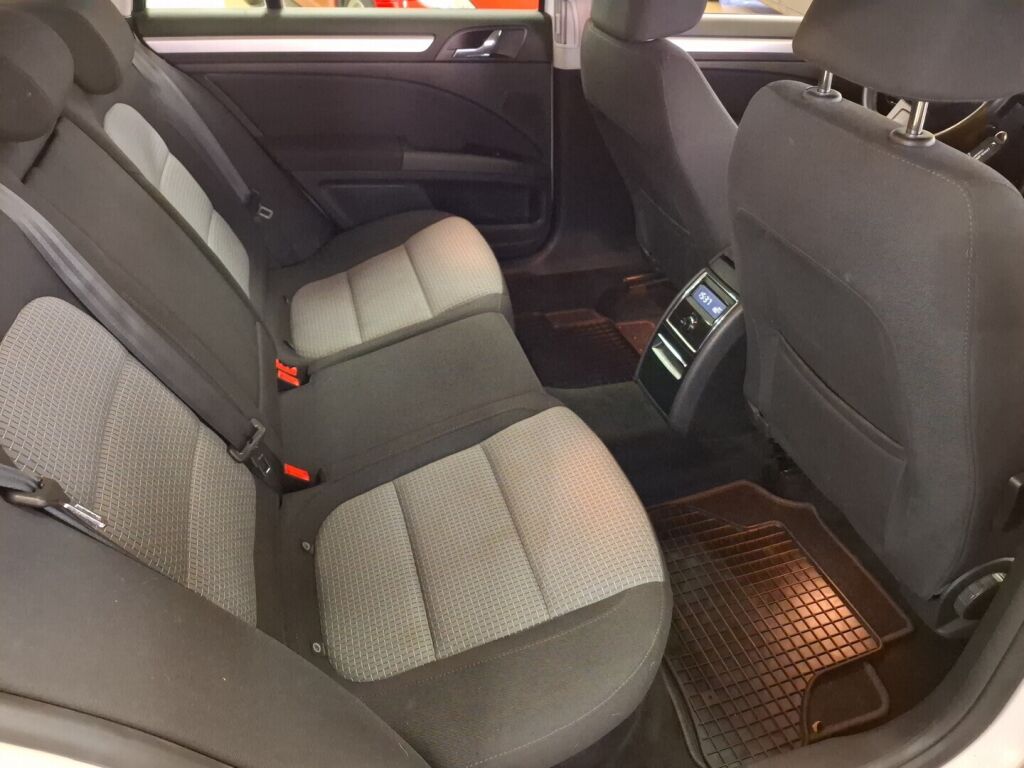 Skoda Superb 2011 Valkoinen