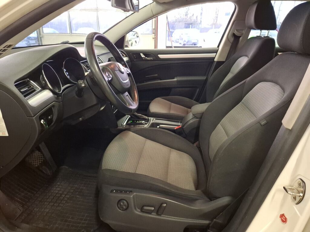 Skoda Superb 2011 Valkoinen