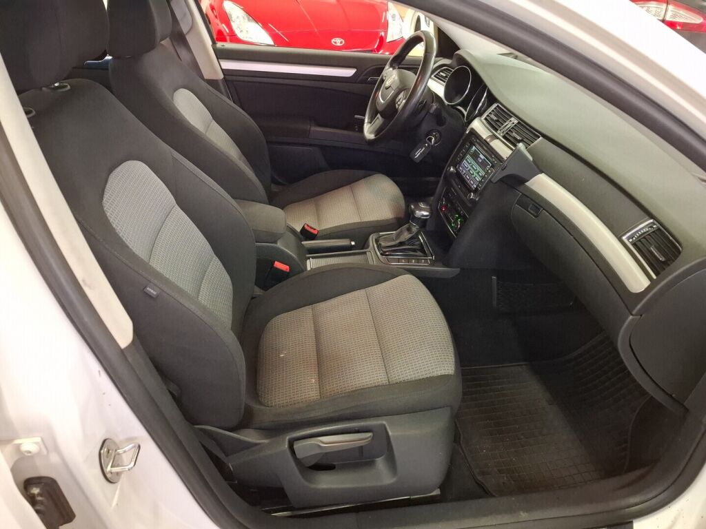 Skoda Superb 2011 Valkoinen