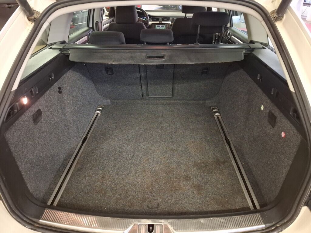 Skoda Superb 2011 Valkoinen