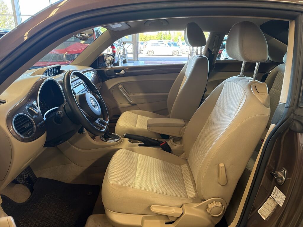Volkswagen Beetle 2013 Ruskea (beige)