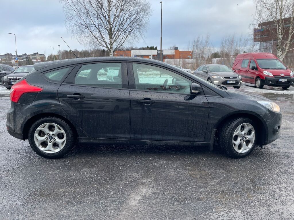 Ford Focus 2014 Musta