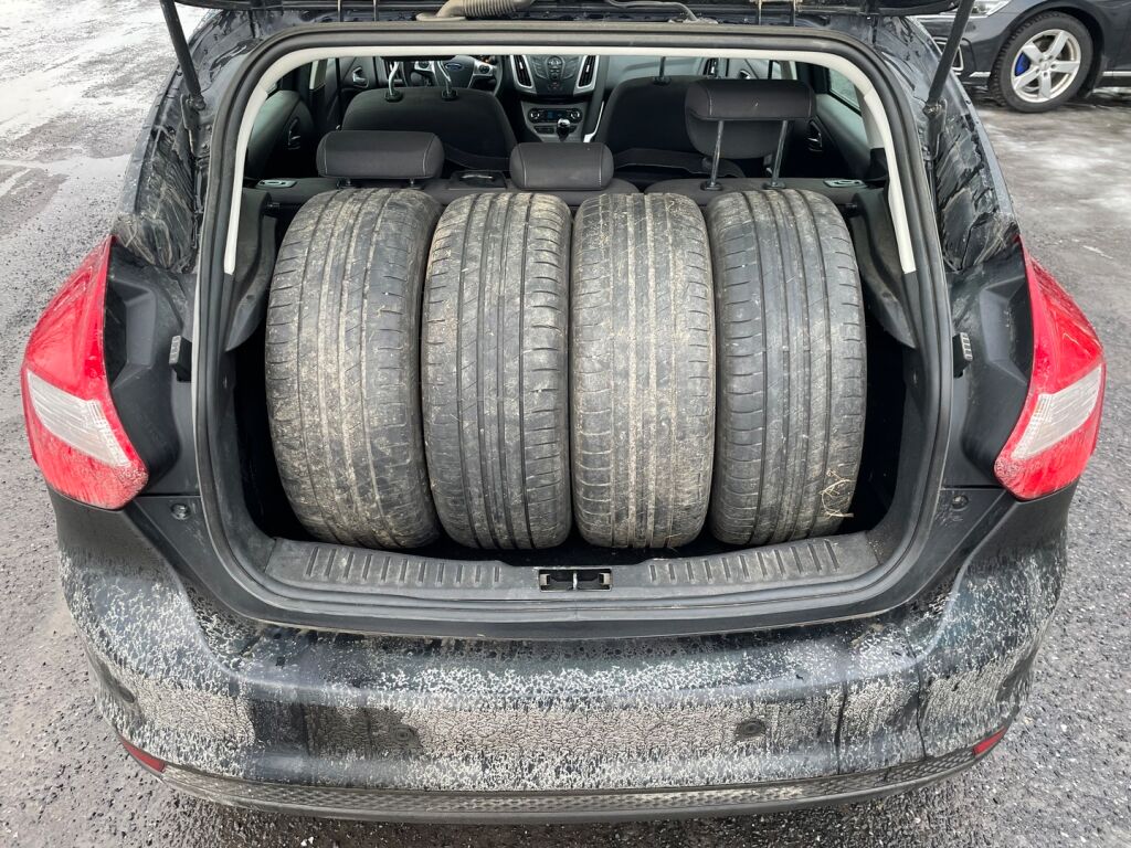 Ford Focus 2014 Musta