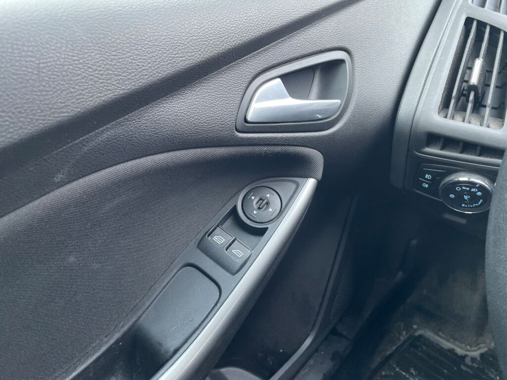 Ford Focus 2014 Musta