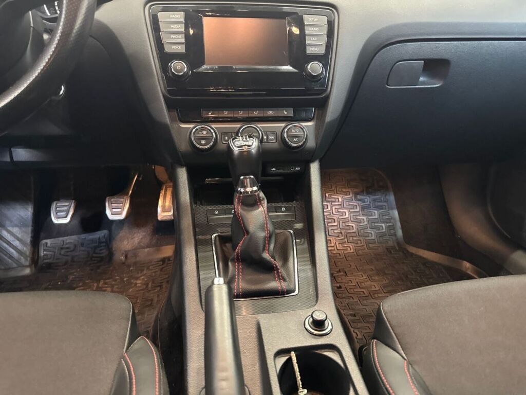 Skoda Octavia 2014 Musta