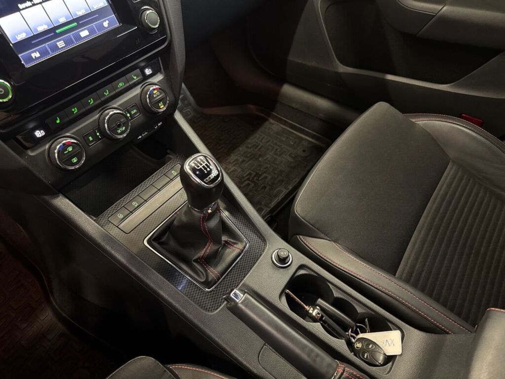 Skoda Octavia 2014 Musta