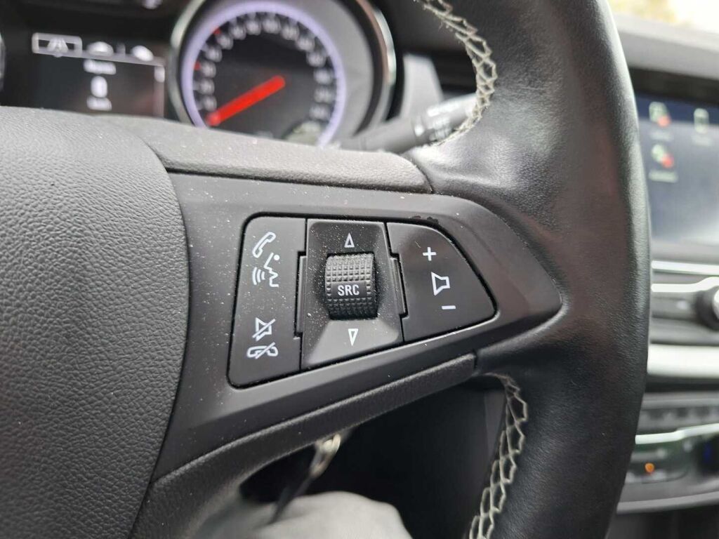 Opel Astra 2019 Musta