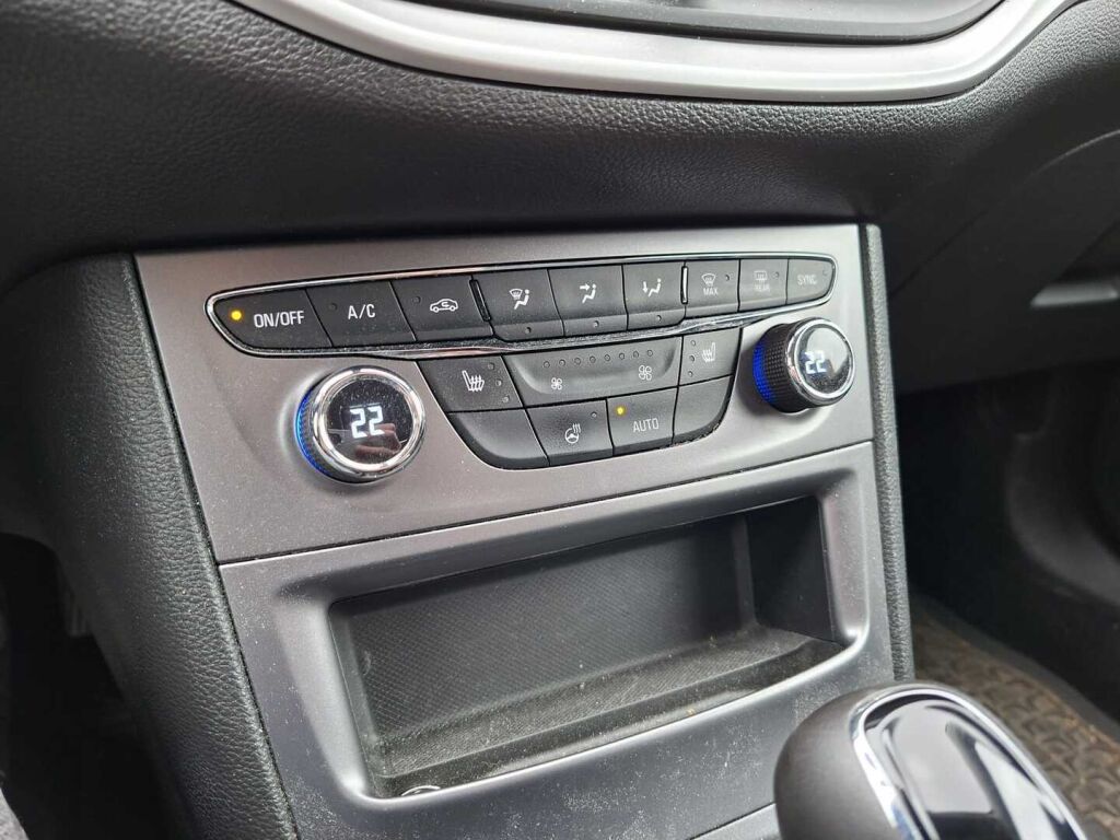 Opel Astra 2019 Musta
