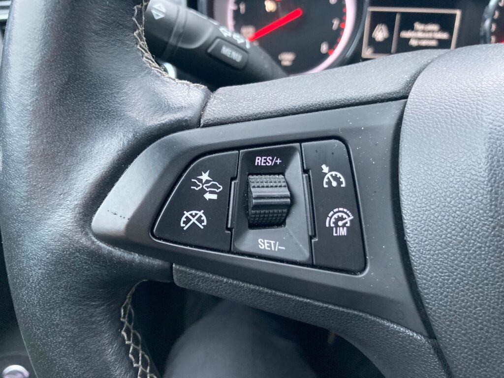 Opel Astra 2019 Metallinhohto Musta