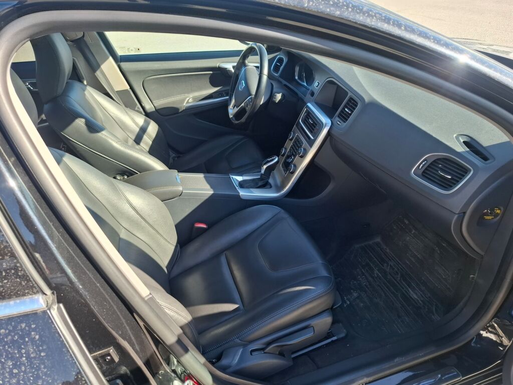 Volvo V60 2014 Musta