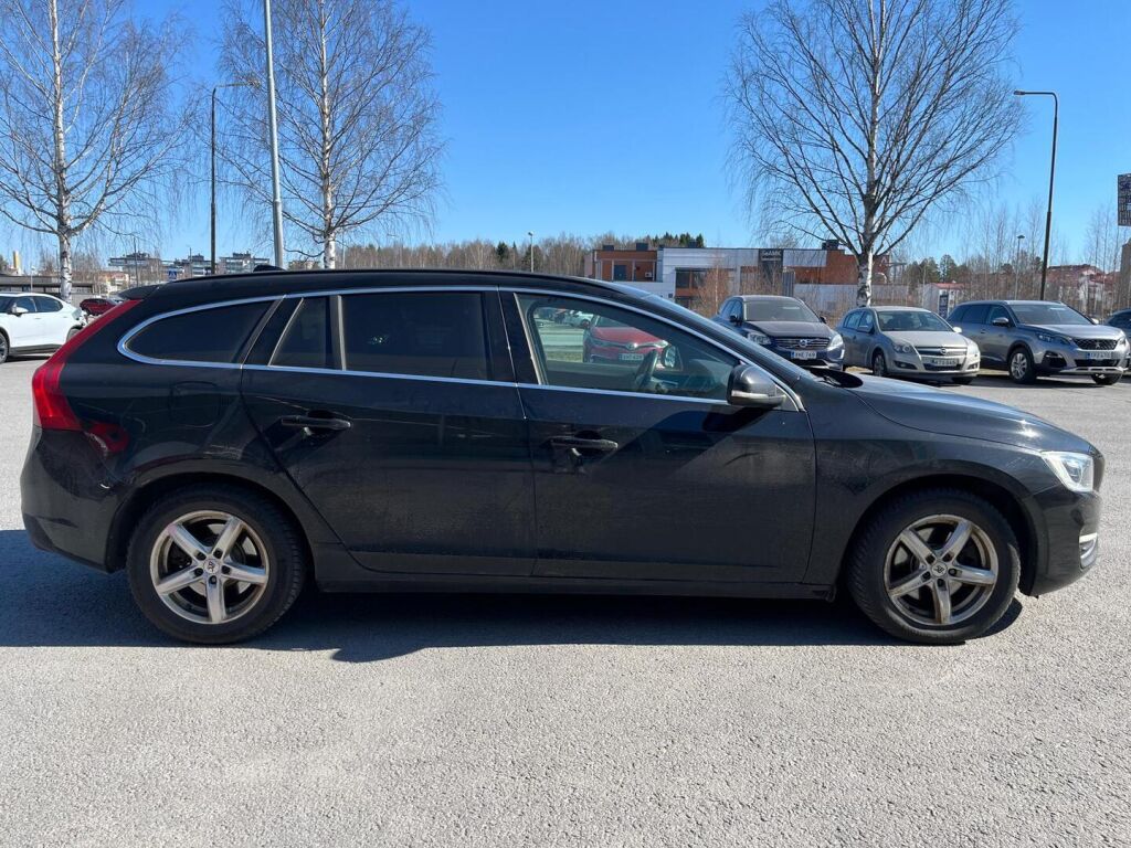 Volvo V60 2015 Musta