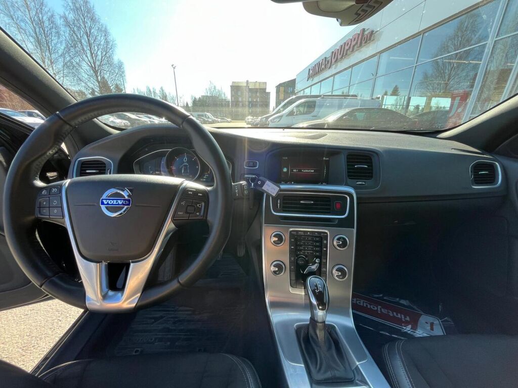 Volvo V60 2015 Musta