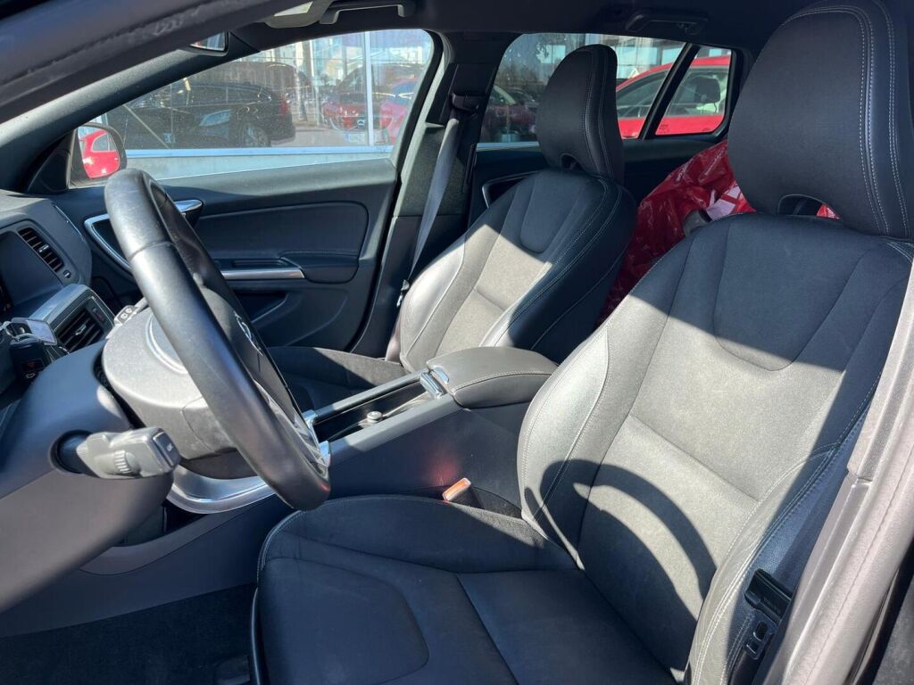 Volvo V60 2015 Musta