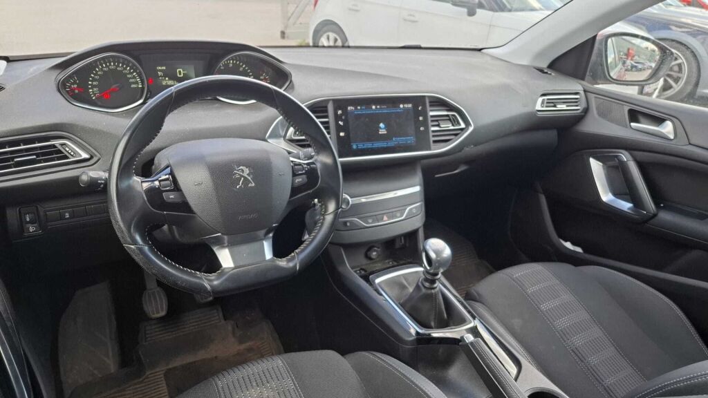 Peugeot 308 2019 Punainen