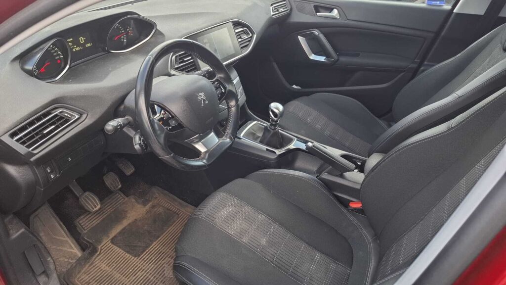 Peugeot 308 2019 Punainen