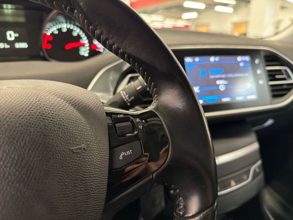 Peugeot 308 2019 Punainen