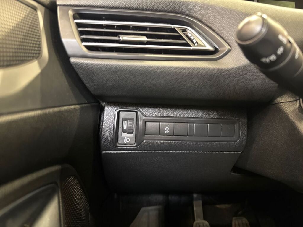 Peugeot 308 2019 Punainen