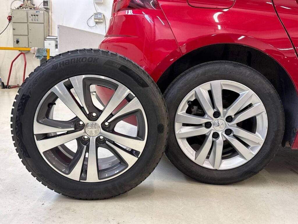 Peugeot 308 2019 Punainen