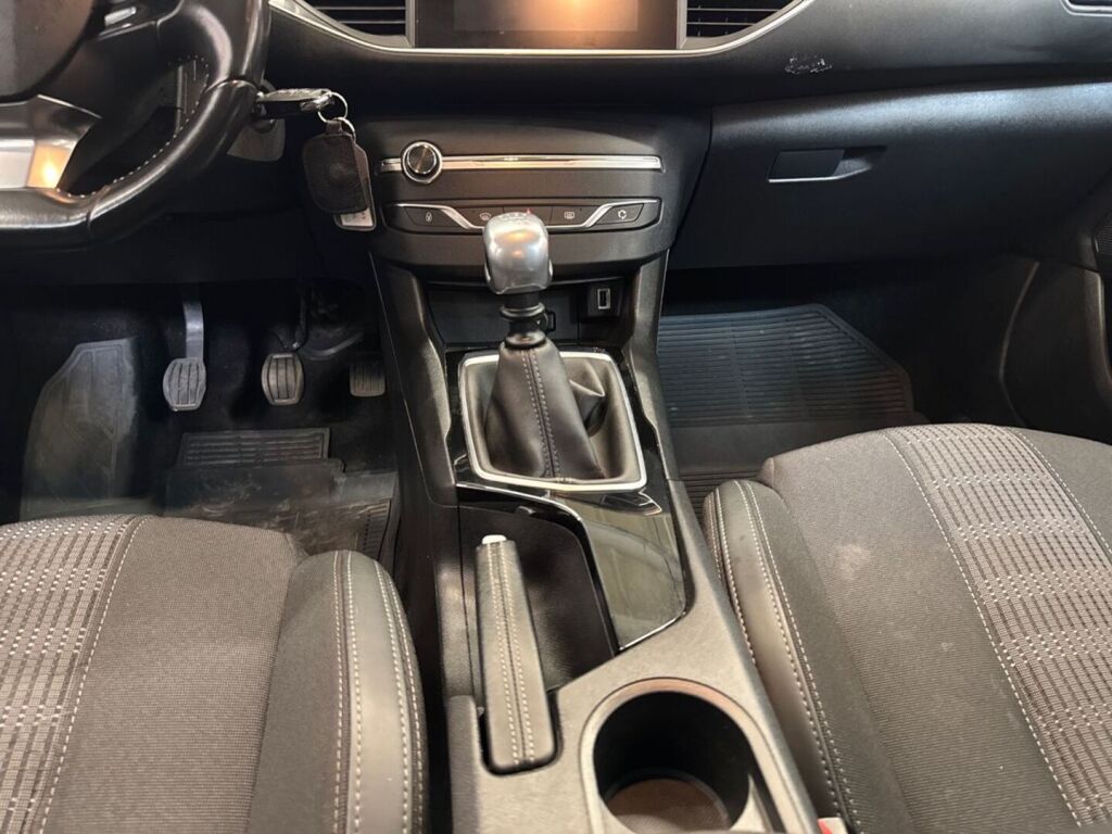 Peugeot 308 2019 Punainen