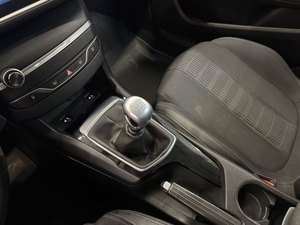 Peugeot 308 2019 Punainen