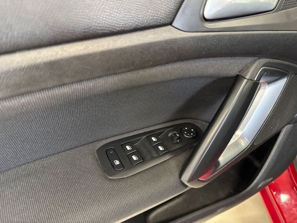 Peugeot 308 2019 Punainen