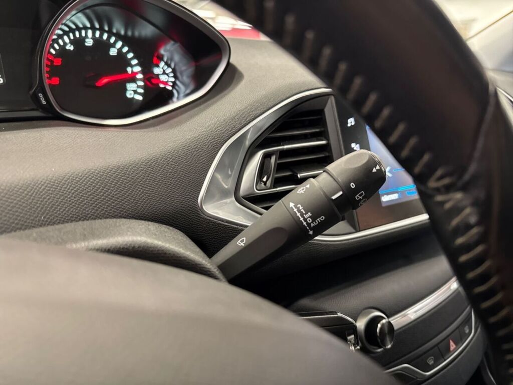 Peugeot 308 2019 Punainen