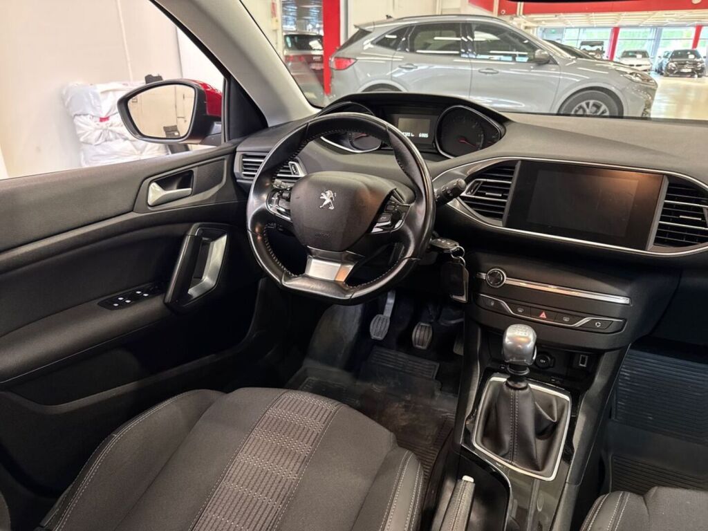 Peugeot 308 2019 Punainen
