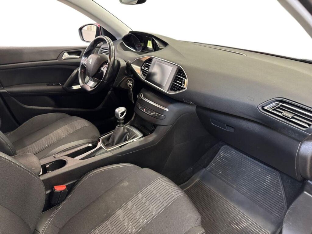 Peugeot 308 2019 Punainen