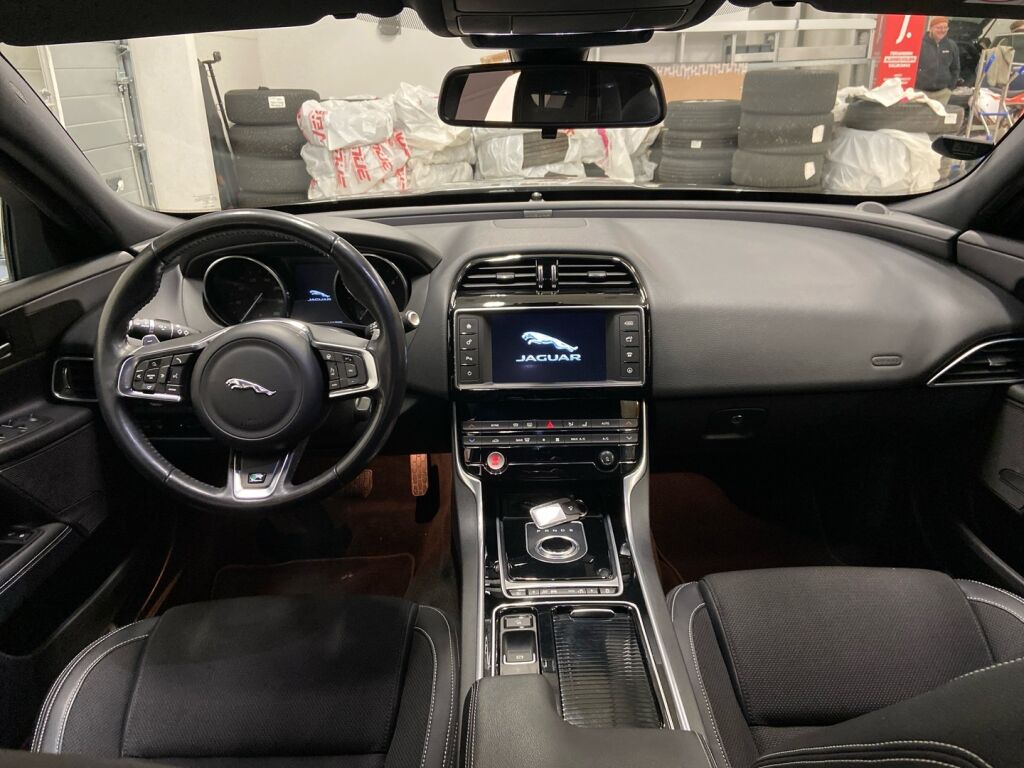 Jaguar XE 2019 Harmaa