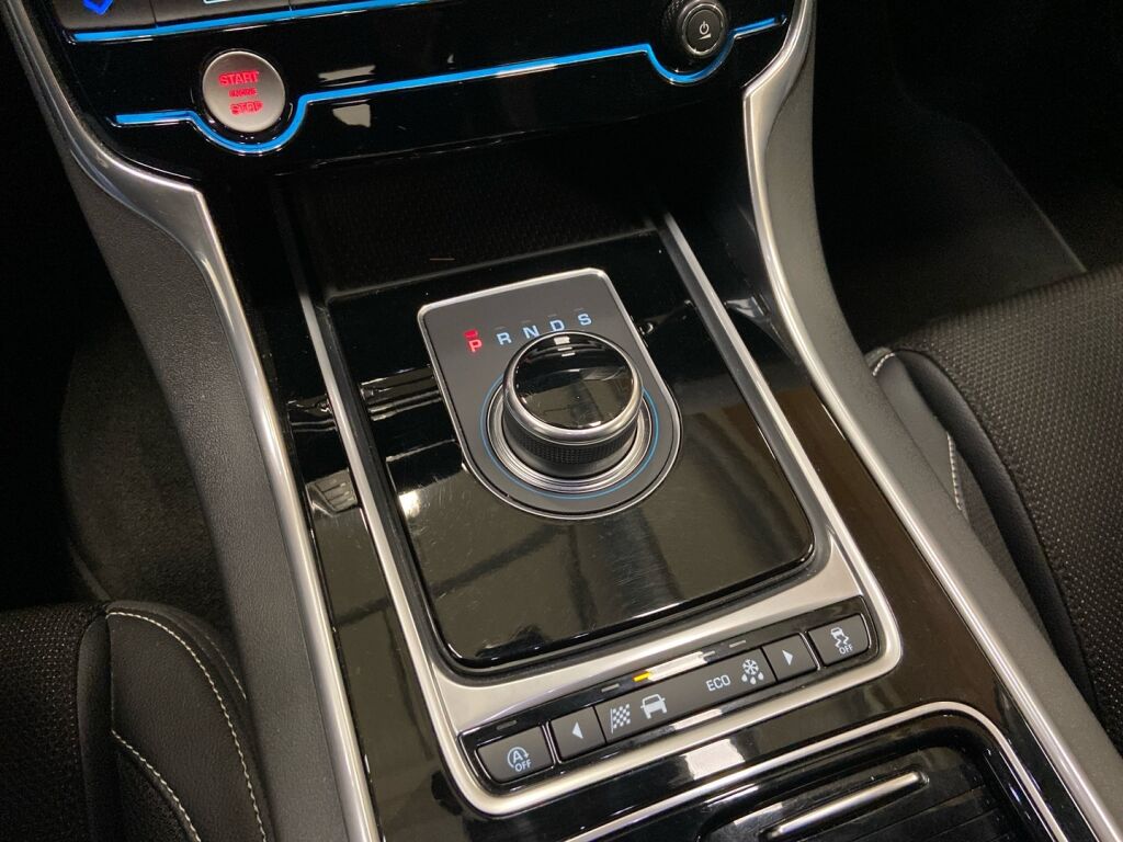 Jaguar XE 2019 Harmaa