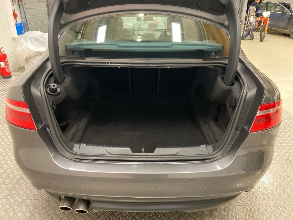 Jaguar XE 2019 Harmaa