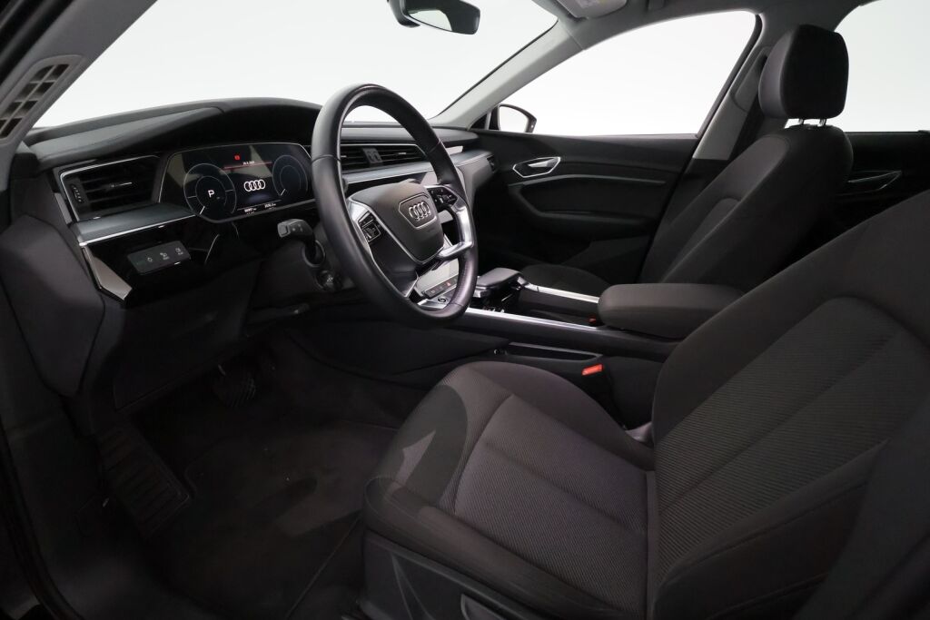 Audi e-tron 2021 Musta