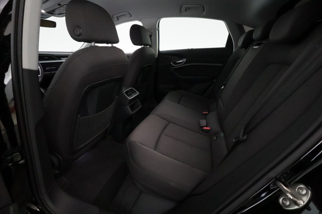 Audi e-tron 2021 Musta