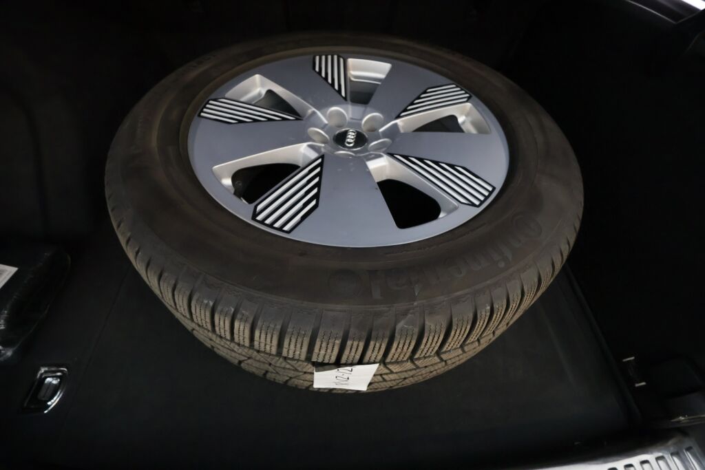 Audi e-tron 2021 Musta