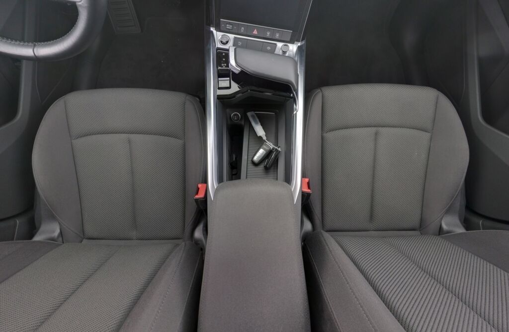 Audi e-tron 2021 Musta