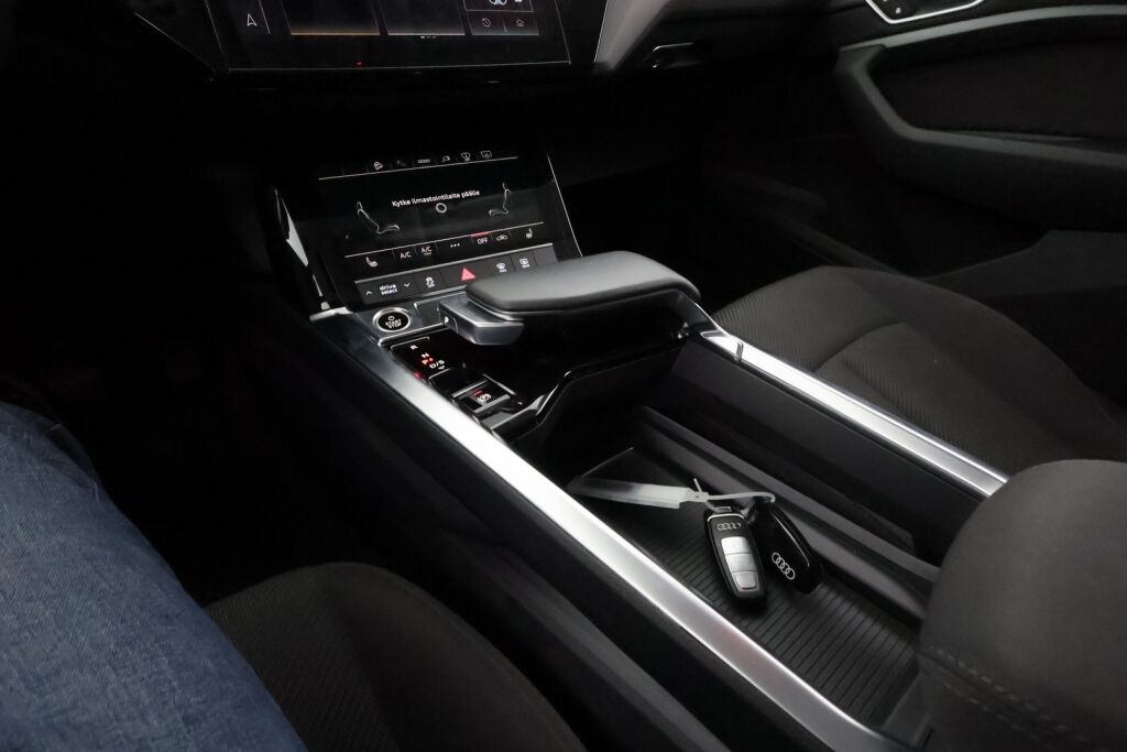 Audi e-tron 2021 Musta