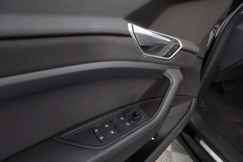 Audi e-tron 2021 Musta