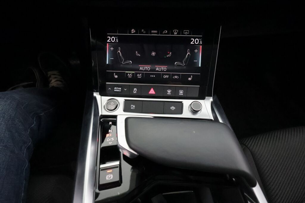 Audi e-tron 2021 Musta