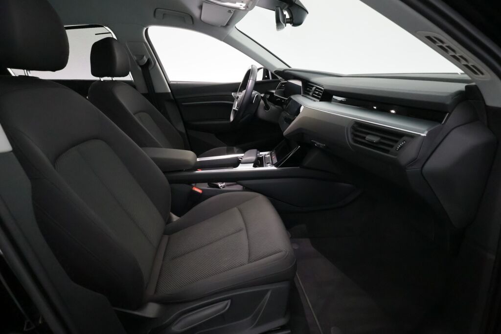 Audi e-tron 2021 Musta